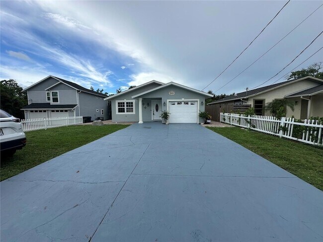 Photo - 2416 Webber St