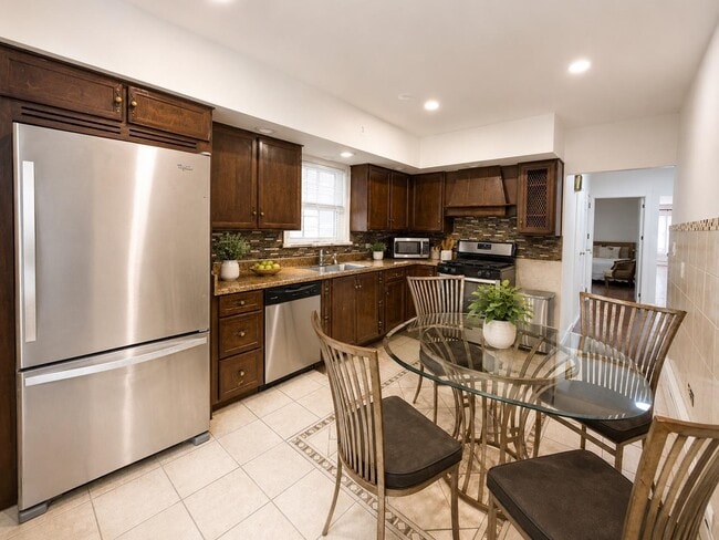 Photo - 859 Avenue C