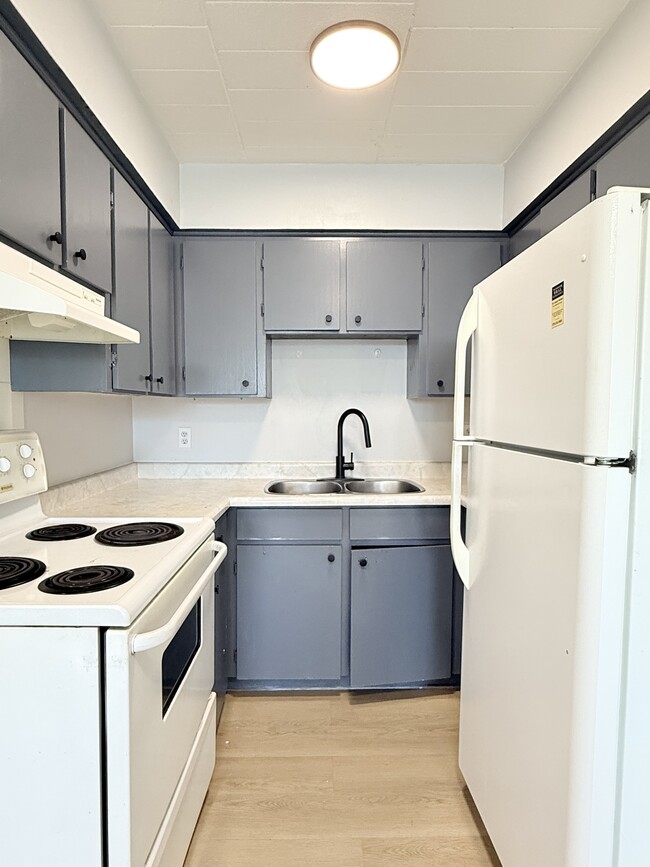 Building Photo - 591 Wellington Ave Unit 206