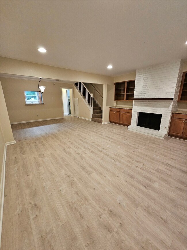 Photo - 1809 Saxony Ln