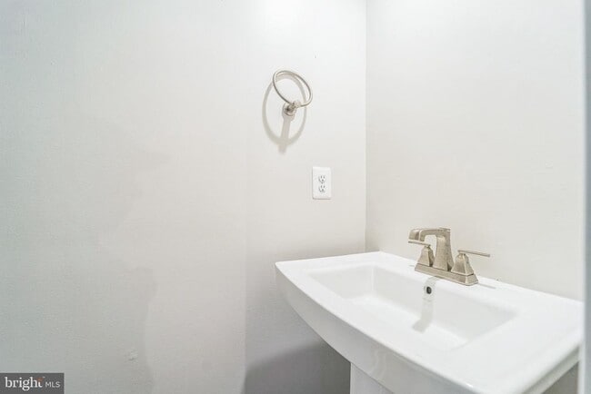 Photo - 641 Colindale St