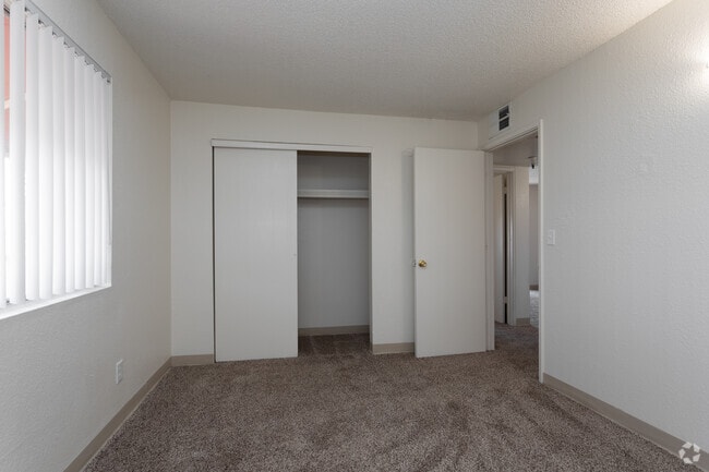 2BR, 1BA - 747 SF