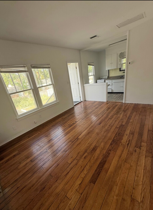 Photo - 810-812 NE 4th St