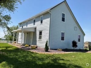 Building Photo - 4 Bedroom Lakeside Home