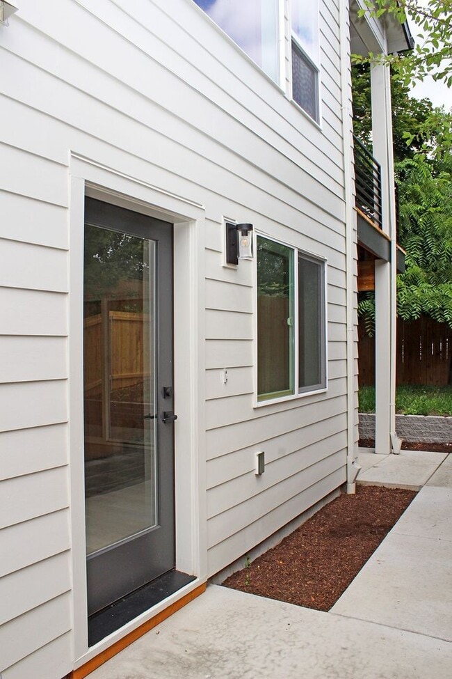 Photo - 4563-4563 N Borthwick Ave