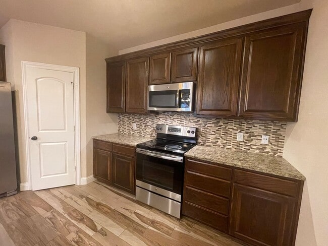 Photo - Beautiful Benbrook 3B/2.5B Townhome ((Stai... Unit 7904 Branch Way