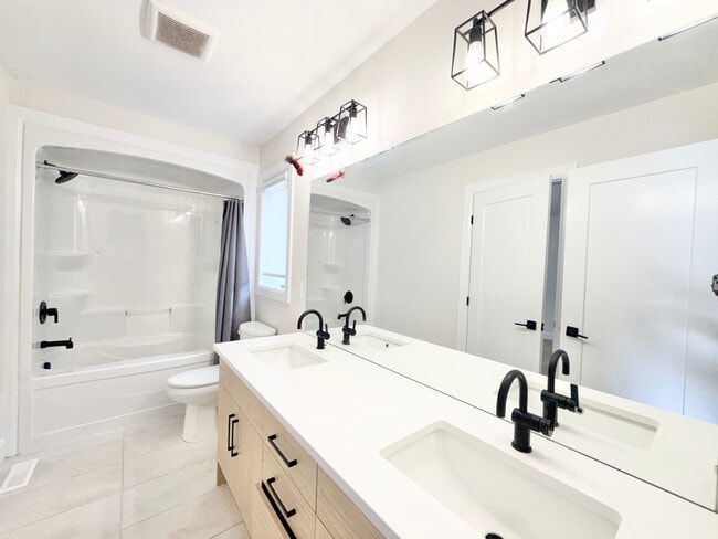 Building Photo - 4 BED - 3.5 BATH - LONDON - FULL HOUSE