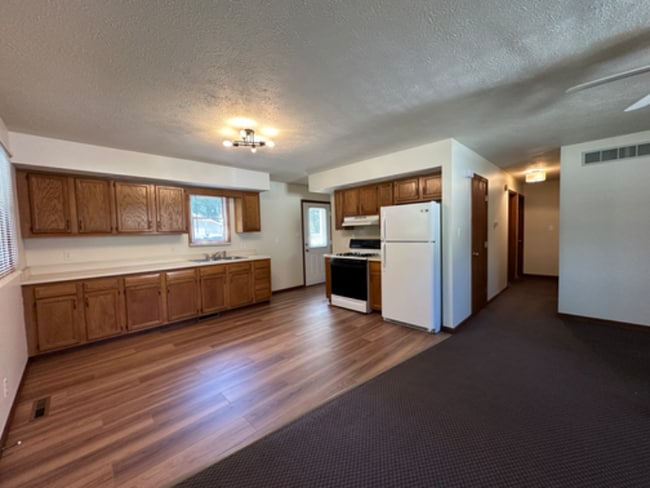 Photo - 505 S Apple Rd