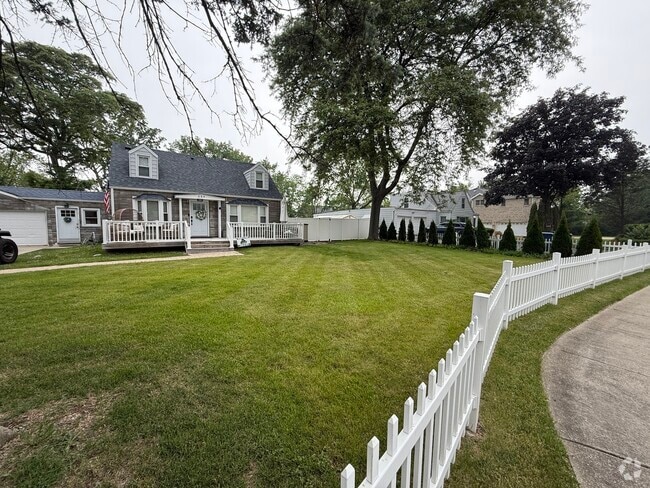 Building Photo - 684 Pfingsten Rd Rental