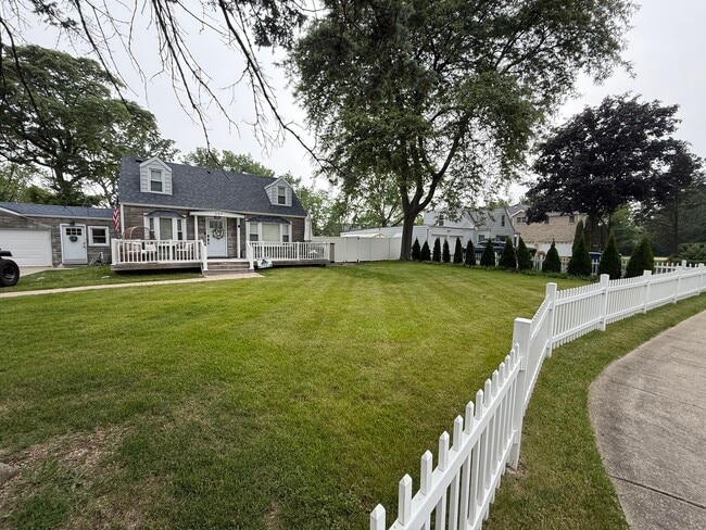 Building Photo - 684 Pfingsten Rd Rental