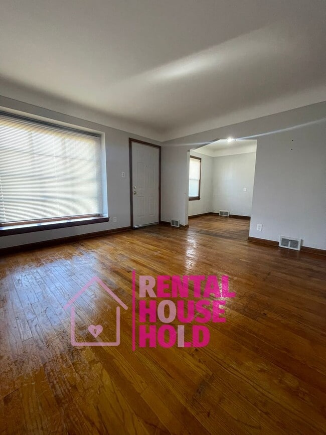 Building Photo - ~ 3 BEDROOM 1 BATH BUNGALOW SECURTIY DEPOSIT SPECIAL ~$500