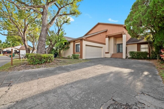 Photo - Stunning 4 Bed + Den | 3 Bath Waterfront Home – Miami, FL 33175