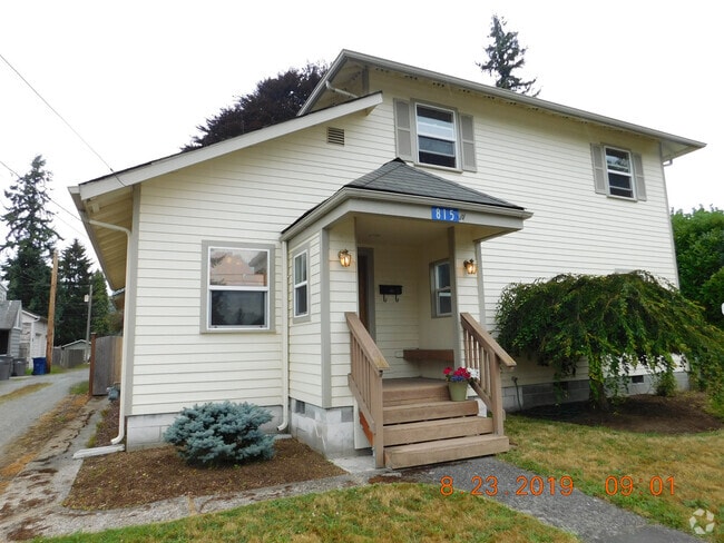 Building Photo - Large Single Family Home