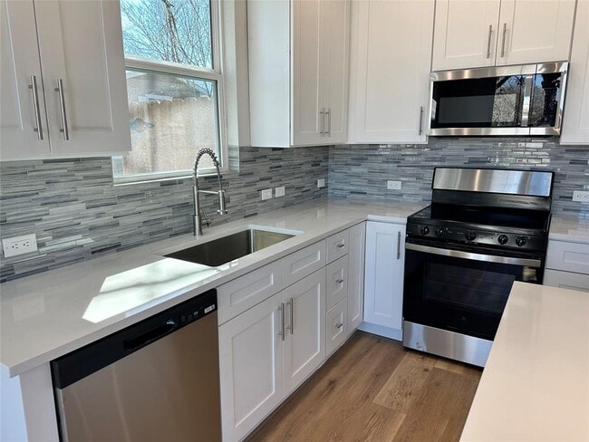 Photo - 1115 Neches St