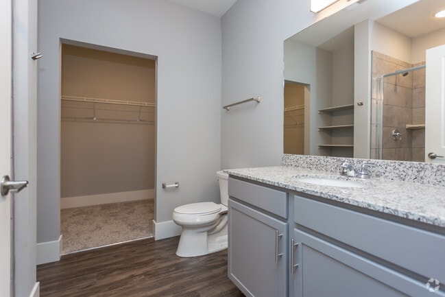 2BR, 2BA - 951 SF