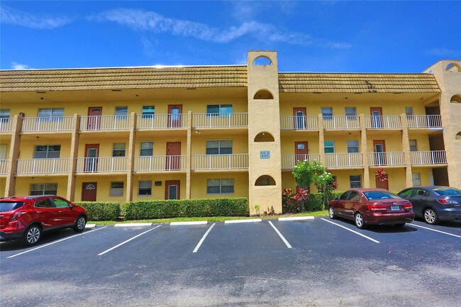 Building Photo - 8225 Sunrise Lakes Blvd Unit 305