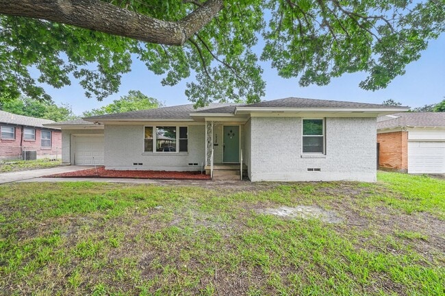 Building Photo - Newly Updated with Large Yard! Rental
