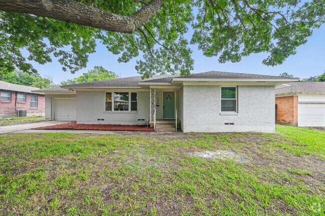 Building Photo - Newly Updated with Large Yard! Rental