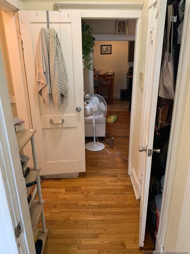 Building Photo - 224 Kelton St