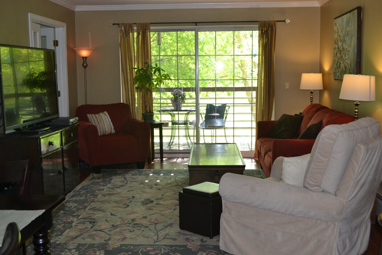Living Room - 380 Hildred Dr (Burlington, VT)