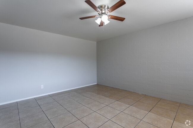 1BR, 1BA - 690 SF - Plaza West