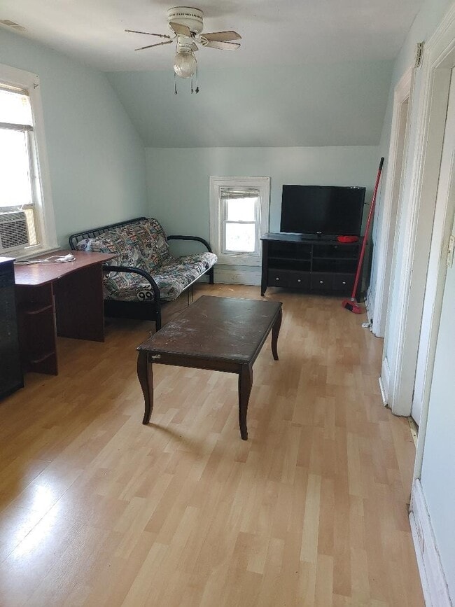 Photo - 1184 Moy Av Unit Upper