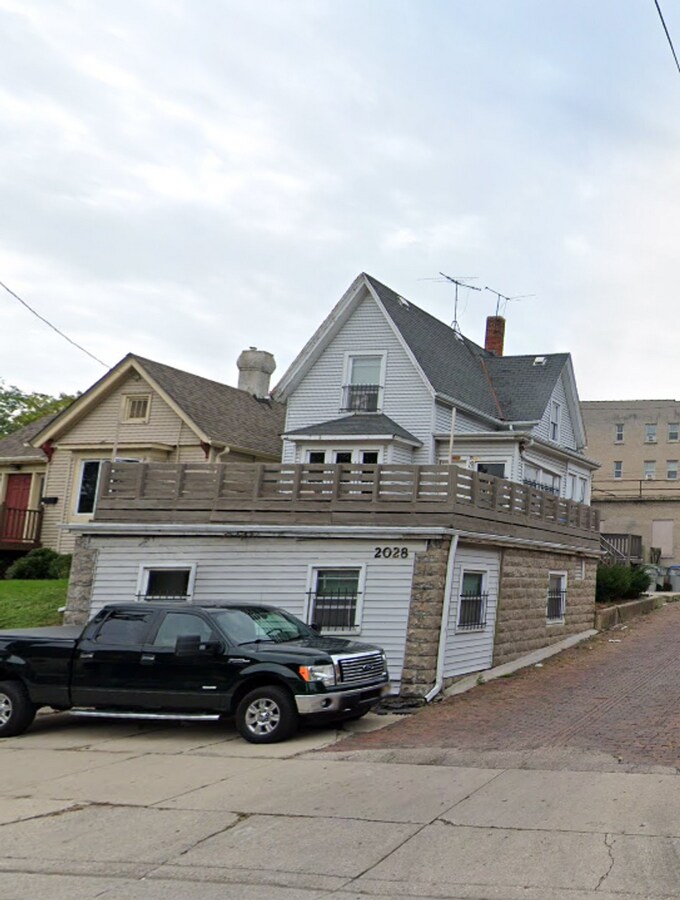 6 Bedroom Single Family - 6 Bedroom Single Family House