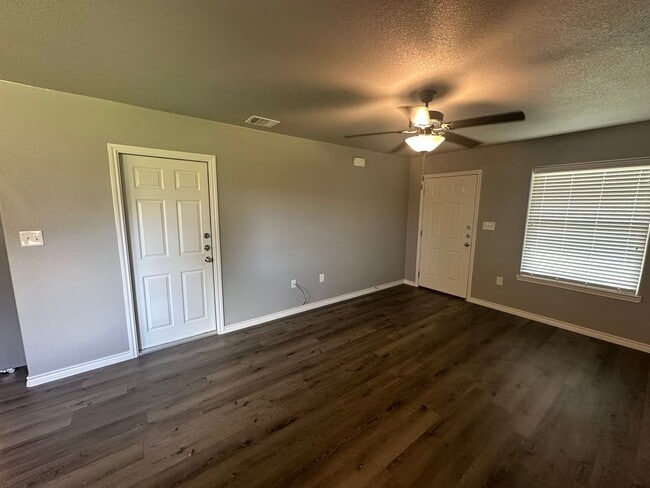 Photo - AVAILABLE NOW - (SECTION 8 ACCEPTED)