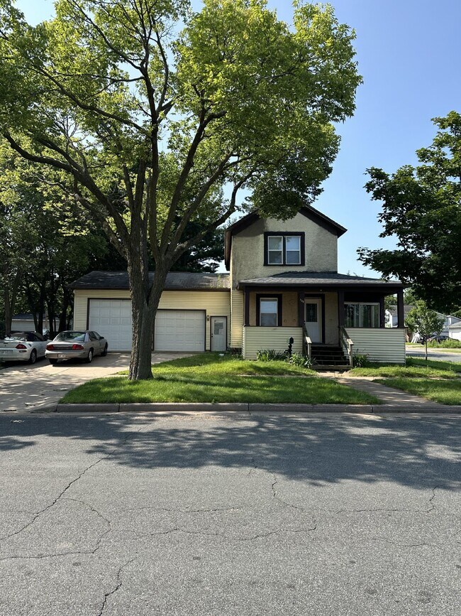 Building Photo - 3 bed 1 bath close to Water St. and UWEC! ... Rental