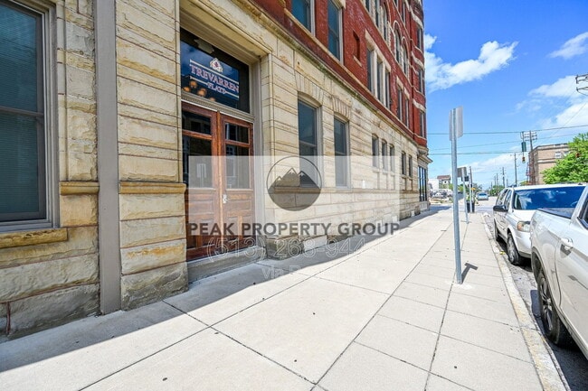 Building Photo - 975 E McMillan St Unit 201