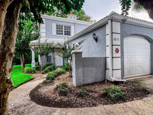 Building Photo - Beautiful 2/2 Townhouse with one car garag...