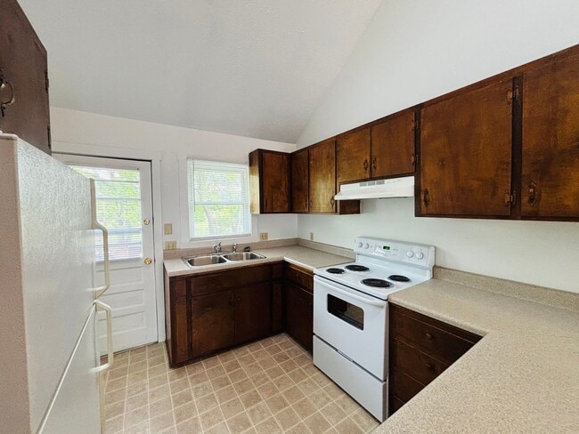 Photo - 525 Rainbow St NE