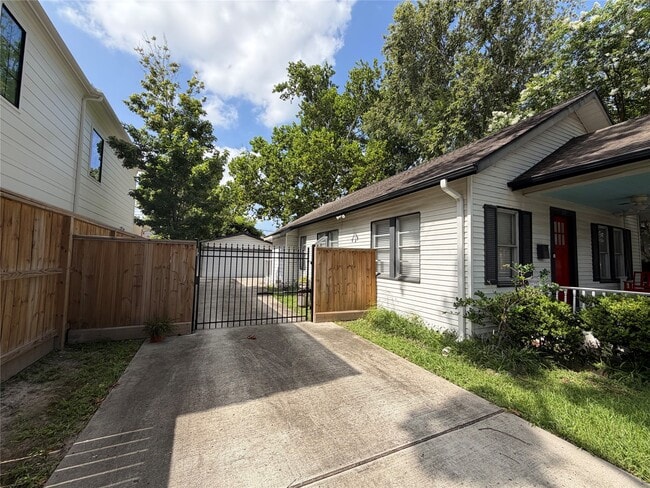 Photo - 205 E 24th St