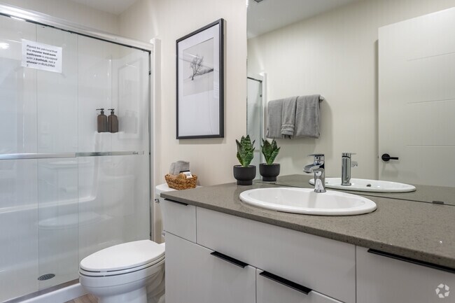 2 chambres, 2 salles de bain - 75 m² - Salle de bain principale - 49th Battalion Apartments