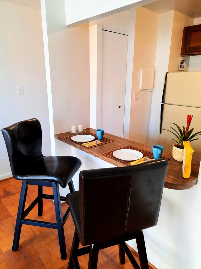 Breakfast bar - 1260 21st St NW Unit 808