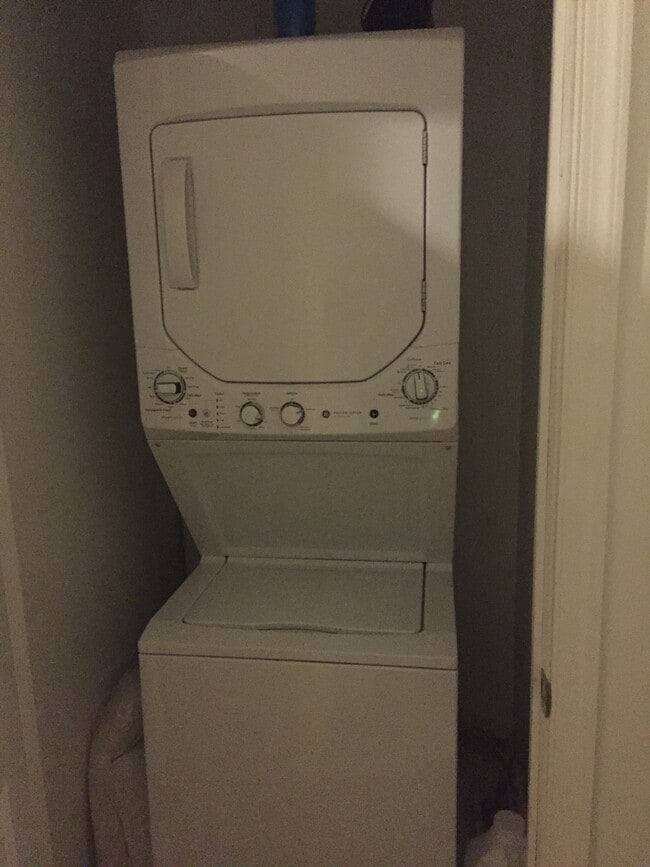 Building Photo - 1835 N 19th St Unit Studio