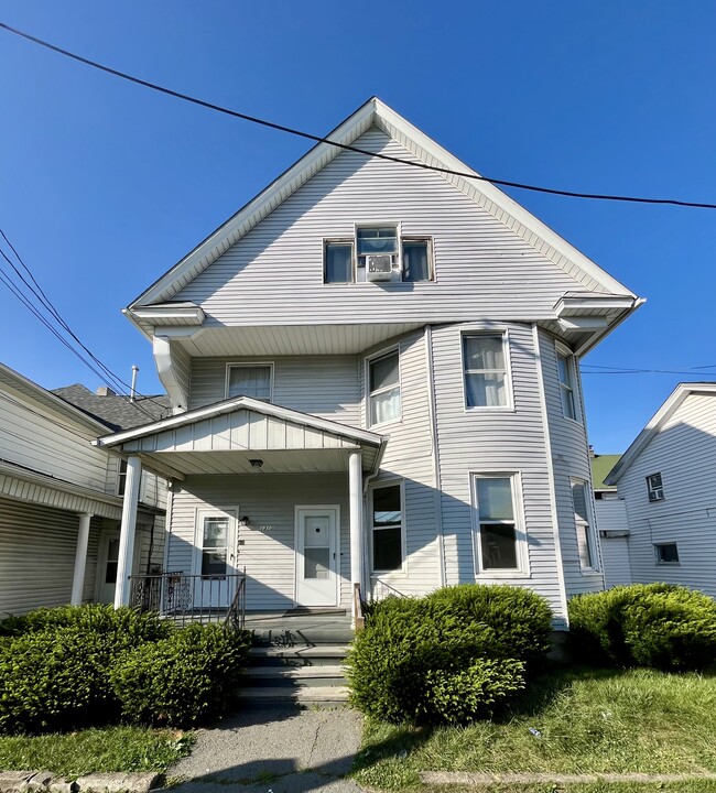 Building Photo - 1310 Washburn St Unit 1