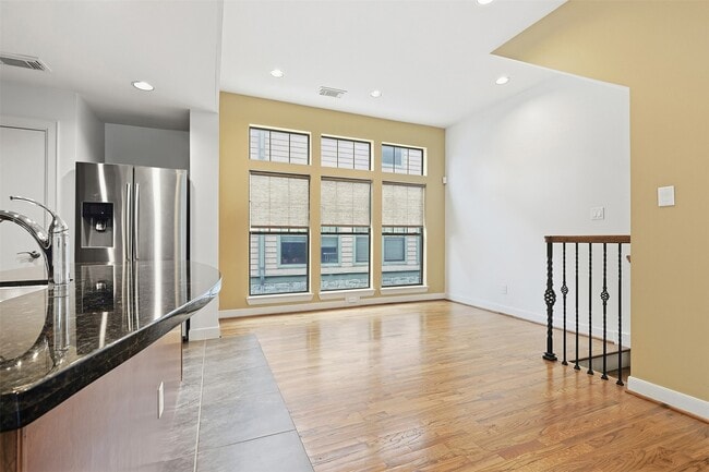 Photo - 1719 Welch St