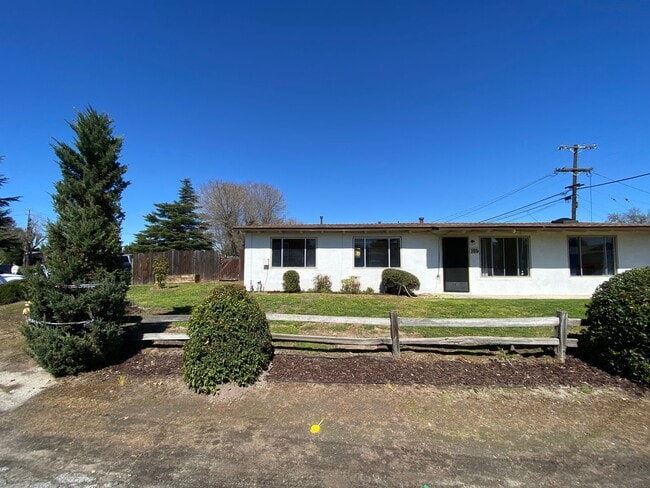 Photo - 3 Bed/1 Bath with Large fenced yard in central Paso Robles near Highschool!