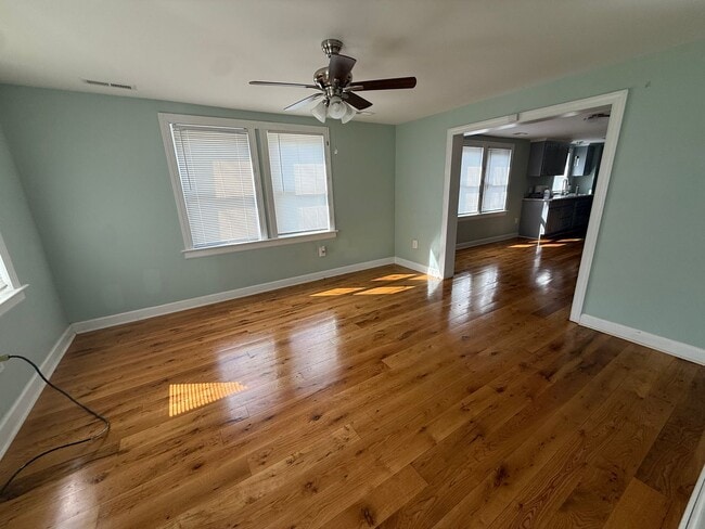 Photo - 1709 Carolina St E