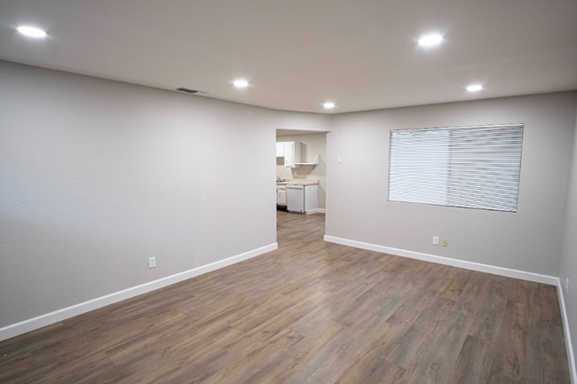 Photo - 323 Montrose Dr Unit C