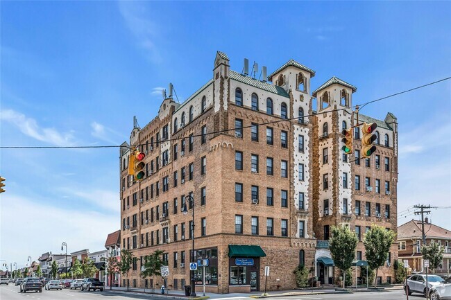 Building Photo - 310 Riverside Blvd Unit 1E Rental