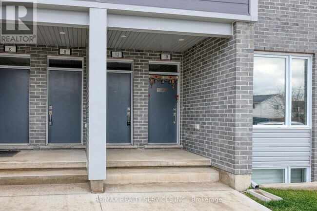 Photo - 925 Deveron Crescent