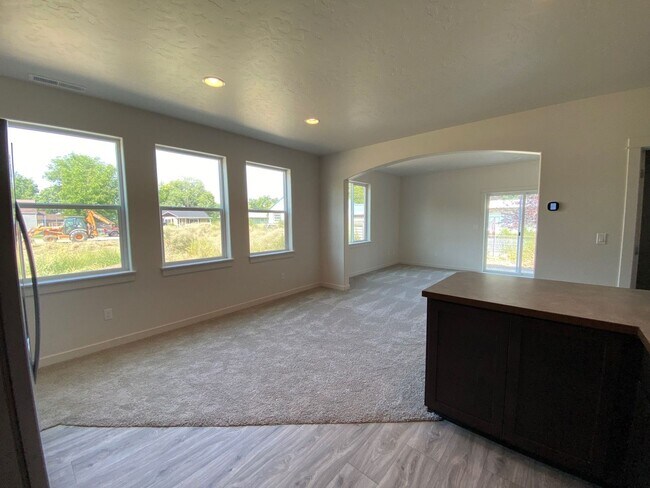 Photo - 220 Maple St