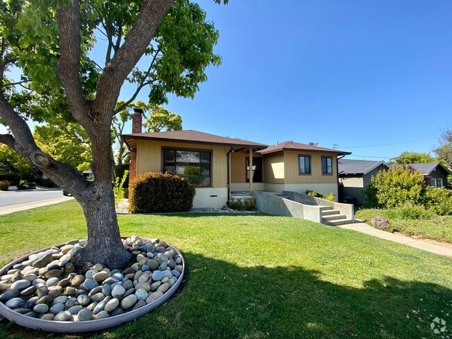 Building Photo - Renovated Single-Family Home on the Penins...
