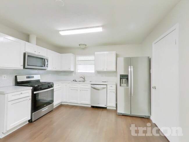 Photo - 28707 Binefield St