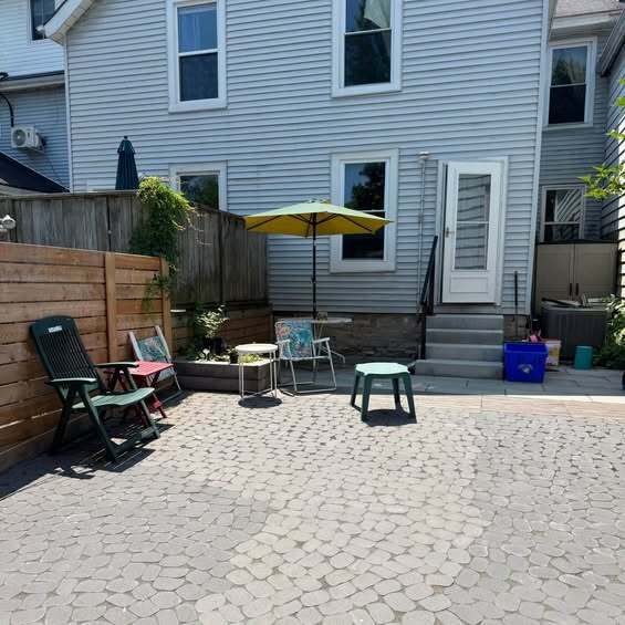 Photo - 111 York St
