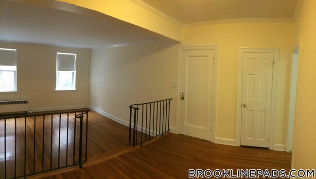 Building Photo - 41a Auburn St Unit 2