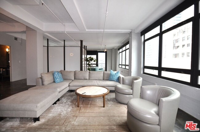Building Photo - 849 S Broadway Unit 811