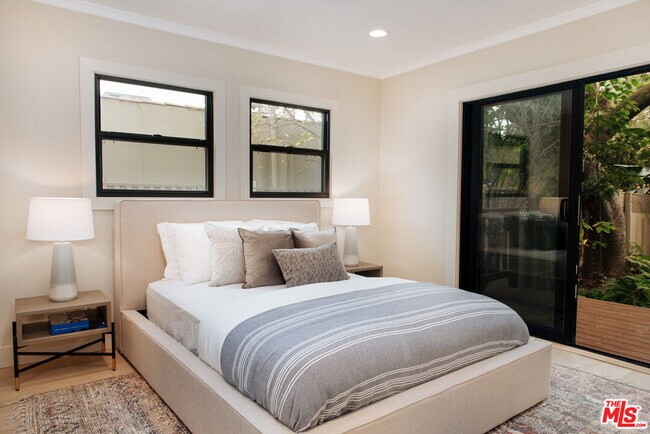 Photo - 1039 Havenhurst Dr